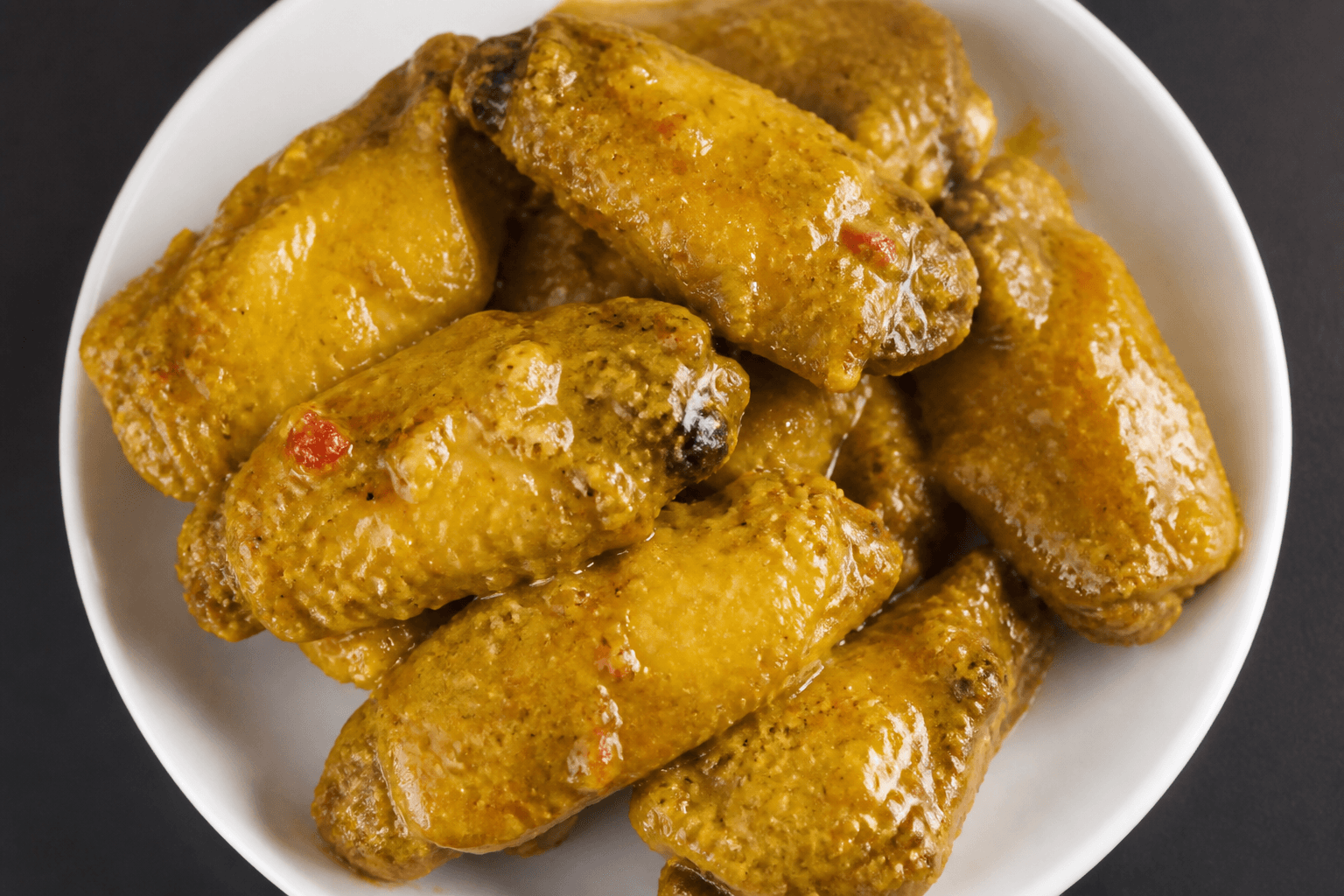 Spicy chicken wings with curry sauce